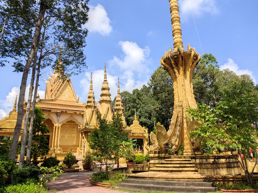 Trước chánh điện là cột trụ cao vút tượng trưng cho việc Phật pháp sẽ soi sáng cho nhân loại.