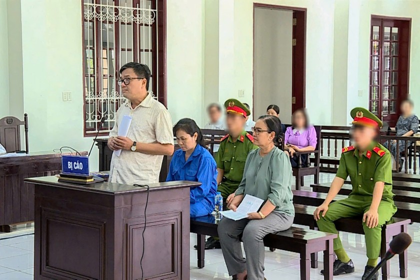 Bị cáo Thức, Thúy (áo xanh) và Hà tại Tòa - Ảnh: Nguyễn Thuận.