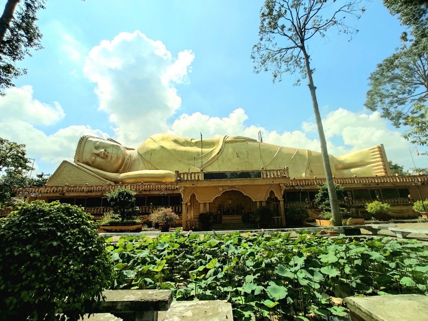 Chùa Vàm Ray (huyện Trà Cú, tỉnh Trà Vinh) – nơi có tượng Phật nhập niết bàn dài 54m và cao 20m thu hút khách du lịch bởi sự hùng vĩ và tinh xảo trong nét kiến trúc thời gian qua. (Ảnh: Nguyễn Thuận).