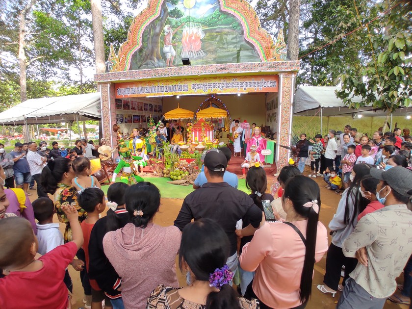 Hàng năm, các lễ hội như Ok Om Bok (lễ Cúng Trăng), Chol Chnam Thmay (Tết Khmer),… thu hút rất đông người xem. (Ảnh: Nguyễn Thuận).