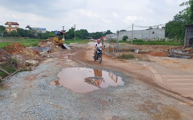 Nhếch nhác, tiềm ẩn nguy cơ tai nạn giao thông tại dự án đường Mai Hắc Đế (Vĩnh Phúc)  ảnh 10