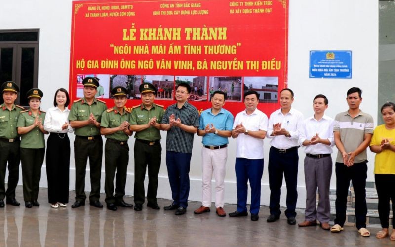 Công an Bắc Giang trao tặng nhà cho hộ nghèo trên địa bàn tỉnh.