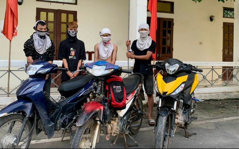 4 đối tượng và tang vật gây án. Ảnh: Công an huyện Tam Dương