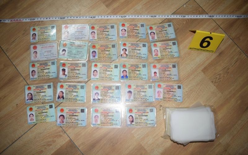 Lực lượng chức năng phát hiện, thu giữ 53 CCCD có dấu hiệu làm giả. Ảnh: Công an tỉnh Hòa Bình