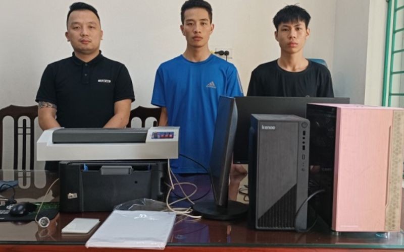 Các đối tượng Đăng, Đình, Thanh (từ trái qua phải) và các thiết bị làm giả Căn cước. Ảnh: Công an tỉnh Hòa Bình.