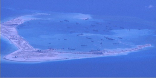 Hình ảnh từ video do Mỹ công bố cho thấy hành động cải tạo đất phi pháp của Trung Quốc.