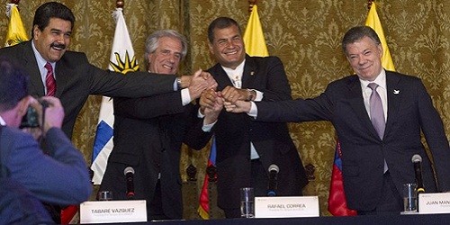 (Từ trái sang) Tổng thống Venezuela Nicolas Maduro, Tổng thống Uruguay Tabare Ramon Vazquez, Tổng thống Ecuador Rafael Correa và Tổng thống Colombia Juan Manuel Santos bắt tay sau cuộc hội đàm tại dinh Carondelet ở thủ đô Quito, Ecuador ngày 21.9 - Ảnh: R