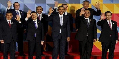 Chủ tịch nước Trương Tấn Sang chụp ảnh lưu niệm với một số lãnh đạo APEC tại Hội nghị cấp cao vừa diễn ra. (Ảnh: Reuters)