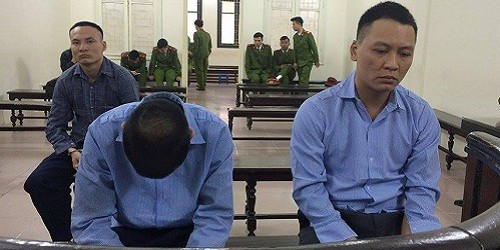 Toàn và Nam trước vành móng ngựa.