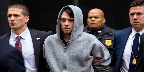 Martin Shkreli khi bị bắt đi. Ảnh: AP