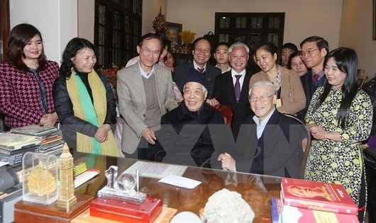Tổng bí thư Nguyễn Phú Trọng đến thăm, chúc thọ nguyên Tổng bí thư Đỗ Mười bước sang tuổi 100 với 76 tuổi Đảng. Ảnh : TTXVN