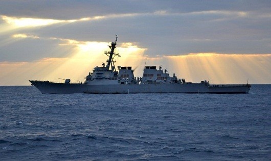 Tàu khu trục trang bị tên lửa dẫn đường USS Curtis Wilbur của Hải quân Mỹ. 
(Nguồn: Hải quân Mỹ)