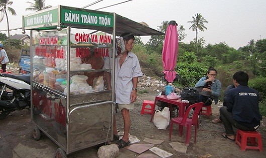 Quán cóc ven đường, nơi ông Đầy với người phụ nữ từng bị bà Hoa trút “mưa dao” can tội cướp chồng hờ.