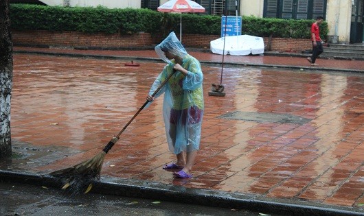 Để có tiền ăn, học và lo thuốc thang cho mẹ, Hà nhận làm thêm công việc quét rác trong ký túc xá của trường.