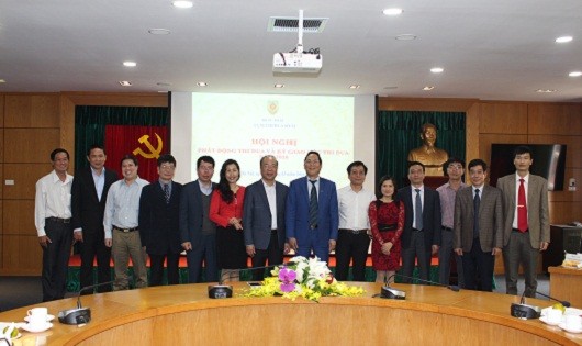 Thứ trưởng Phan Chí Hiếu chụp ảnh lưu niệm cùng lãnh đạo các đơn vị Cụm thi đua số 2 tại Hội nghị.