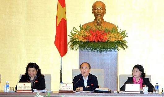 Chủ tịch Quốc hội Nguyễn Sinh Hùng phát biểu tại phiên họp.