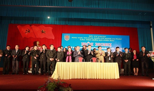 Thứ trưởng Phan Chí Hiếu chụp ảnh lưu niệm với lãnh đạo các đơn vị thi đua tại hội nghị.