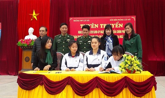 Đại diện Ban Giám hiệu và học sinh đăng ký tham gia phong trào.