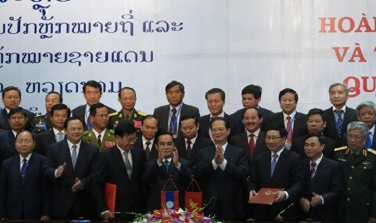 Thủ tướng Nguyễn Tấn Dũng và Thủ tướng Lào Thongsing Thammavong, giữa, cùng chào mừng hai nước ký kết hai văn kiện liên quan đến quản lý biên giới. Ảnh: VnExpress