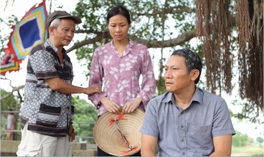 Đạo diễn Quốc Trọng chỉ đạo cảnh quay trong phim “Gia phả của đất”