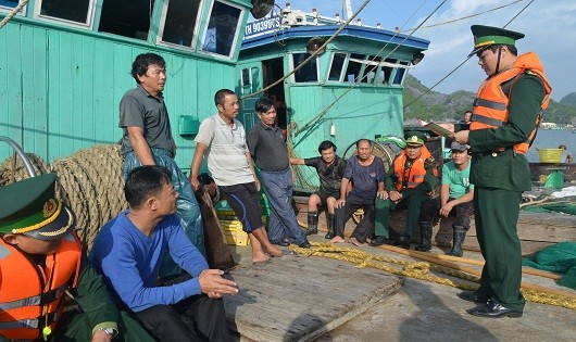 Bộ đội Biên phòng TP Hải Phòng tuyên truyền, phổ biến pháp luật cho ngư dân làm ăn sản xuất trên biển.