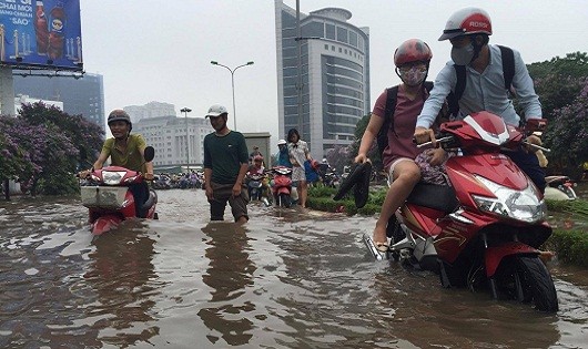 Người dân vật lộn với những điểm úng ngập.