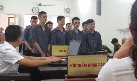 Các bị cáo nghe tuyên án.