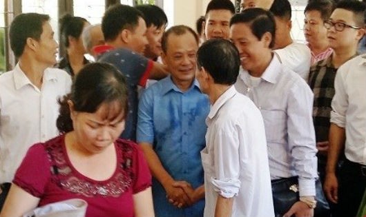 Sau khi chủ tọa quyết định xử phạt 24 tháng tù giam, Minh Sâm"tươi cười bắt tay người thân"