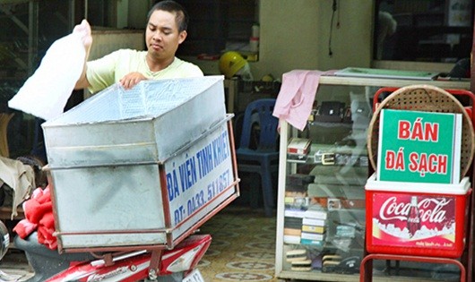 Nhan nhản các cơ sở quảng cáo bán đá sạch trên thị trường. Ảnh: Thái Hiền