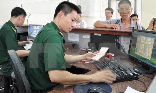 Làm thủ tục xuất nhập cảnh tại Cửa khẩu Móng Cái.