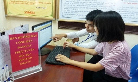 Ngồi nhà làm thủ tục khai sinh, đăng ký kết hôn