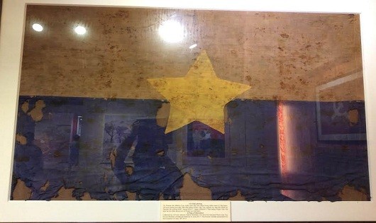 Lá cờ Mặt trận dân tộc giải phóng miền Nam Việt Nam do cựu binh Mỹ Patrick McMakin trao vẫn còn nguyên những vết đạn và máu của người lính giải phóng