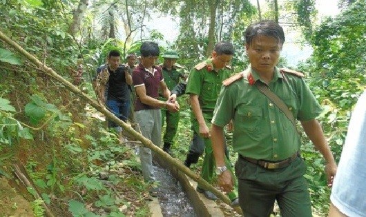 Cơ quan chức năng dẫn giải Tấn Láo Lở thực nghiệm hiện trường, truy tìm vật chứng.