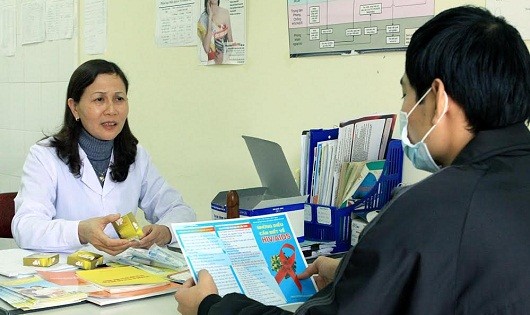 Tư vấn điều trị cho người nhiễm HIV.