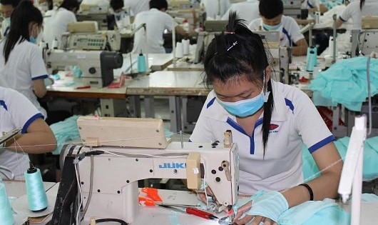 Có ý kiến cho rằng người lao động muốn làm thêm vì tiền lương quá thấp, không đủ trang trải cuộc sống. (Hình minh họa)