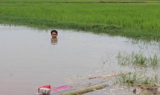 Anh Hải đang chứng minh vũng nước có hố sâu nguy hiểm.