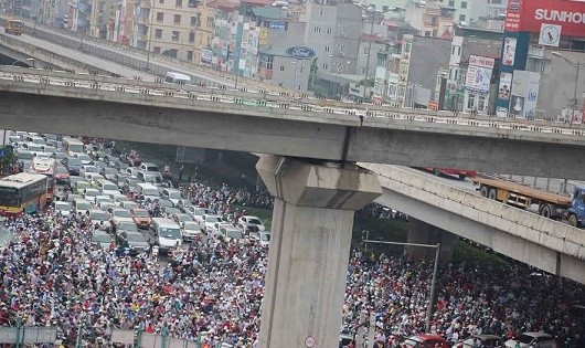 Ùn tắc giao thông đã trở thành chuyện thường ngày ở Hà Nội khi hệ thống giao thông công cộng đang ì ạch phát triển.