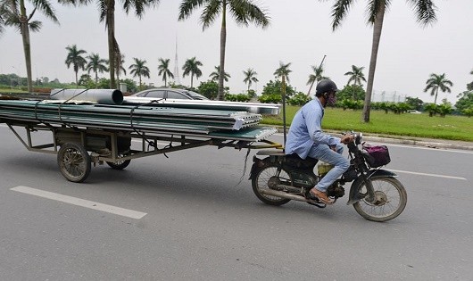 Vẫn còn rất nhiều chiếc xe chở tôn khác thì còn nhiều mối nguy hiểm rình rập cho người tham gia giao thông.