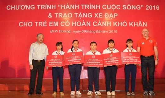 Thứ trưởng Bộ LĐ-TB&XH Doãn Mậu Diệp và nhà tài trợ trao tặng các suất học bổng cho các em có hoàn cảnh đặc biệt khó khăn tại lễ phát động Chương trình Hành trình Cuộc sống với mục đích gây quỹ mua xe đạp trao tặng cho các trẻ em nghèo hiếu học ngày 9/9.