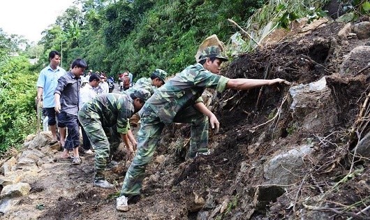 Bộ đội Biên phòng làm đường giúp dân.