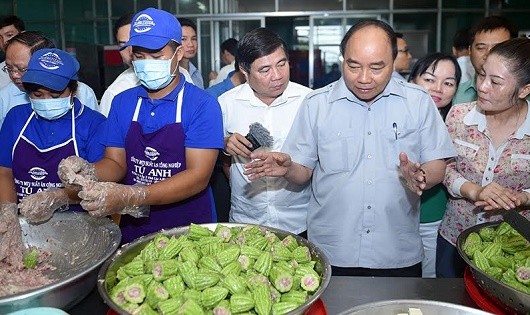 Thủ tướng kiểm tra một cơ sở chế biến suất ăn công nghiệp.