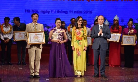 Thứ trưởng Phan Chí Hiếu trao phần thưởng cho các đội được giải.