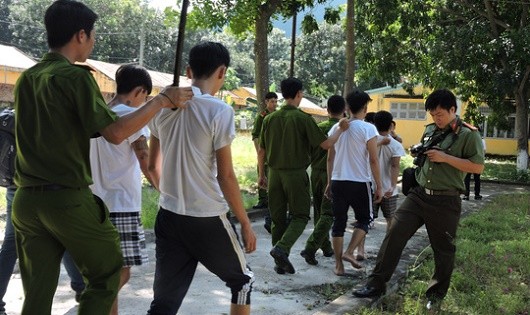 Các học viên được đưa trở về trại.