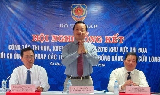 Thứ trưởng Bộ Tư pháp Trần Tiến Dũng tại hội nghị tổng kết thi đua - khen thưởng khu vực ĐBSCL năm 2016 tại Cà Mau.