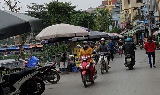 Hàng quán đua nhau cắm ô, dựng biển phân chia ranh giới.