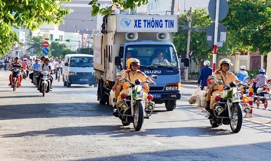 Lực lượng Công an ra quân tuyên truyền, đảm bảo trật tự an toàn giao thông.