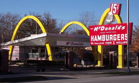 Cuộc gặp gỡ giữa Ray Kroc và McDonald’s đã cho ra đời chuỗi cửa hàng nổi tiếng hiện nay.