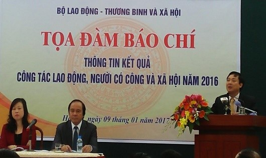 Đại diện Bộ Lao động cho biết, “bỏ quy định nghỉ cho con bú” mới chỉ là kiến nghị của một số doanh nghiệp.