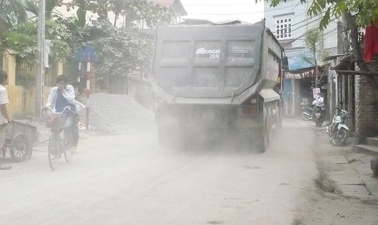 Xe chở vật liệu không che chắn, phun rửa là nguyên nhân chính khiến bụi mù mịt trên các cung đường.