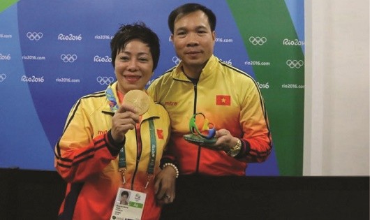 Hai thầy trò Nguyễn Thị Nhung – Hoàng Xuân Vinh và tấm Huy chương Vàng Thế vận hội ghi nhận tinh thần thép và nỗ lực hết mình.